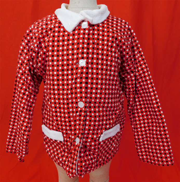 Vintage Scotties Cromwell Mills Childs Cotton Polka Dot Terrycloth Robe Jacket
It is made of a red, black and white cotton fabric, with a square block print polka dot pattern design and lined in an absorbent white terrycloth fabric. 