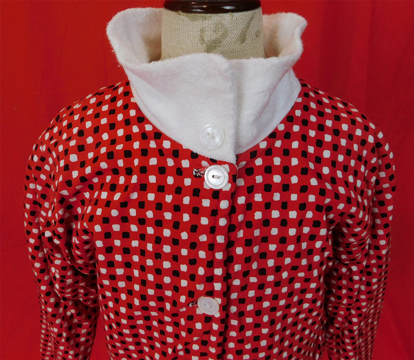Vintage Scotties Cromwell Mills Childs Cotton Polka Dot Terrycloth Robe Jacket
This vintage Scotties Cromwell Mills child's cotton polka dot terrycloth robe jacket dates from the 1950s. 