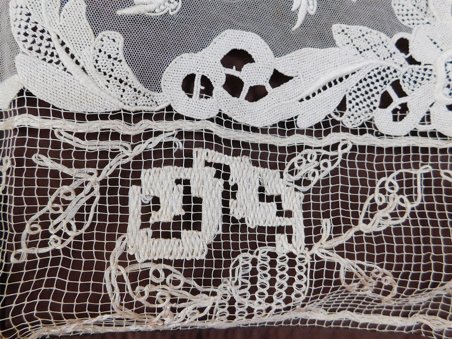 Vintage French Knot Embroidery Point de Venise Buratto Needle Lace Shawl
This is truly an exceptional piece of embroidered lace wearable art! 
