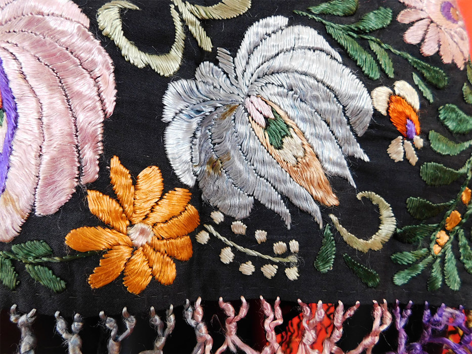 Vintage Matyo Hungarian Folk Embroidery Colorful Floral Shawl Stole Scarf
It is in good condition, with only a tiny faint stain one flower and a small fray on the two top corners (see close-ups). 