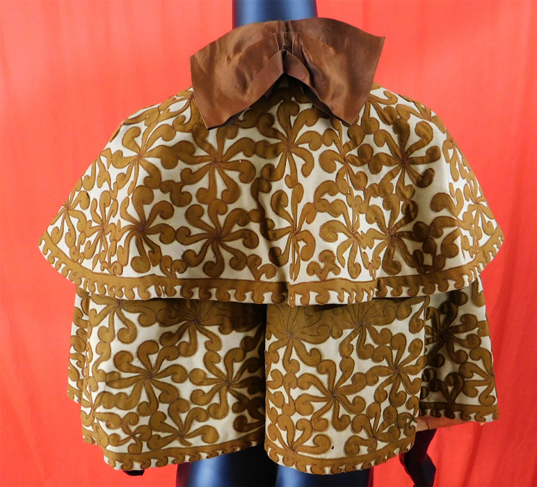Victorian Brown Beige Wool Pinwheel Applique Silk Bow Trim Winter Cloak Cape
It is made of a beige fine wool fabric, with brown wool applique cutout pinwheel design details.