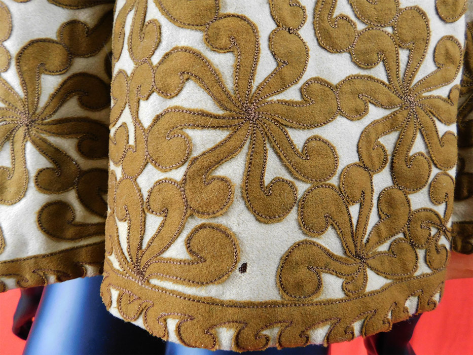 Victorian Brown Beige Wool Pinwheel Applique Silk Bow Trim Winter Cloak Cape
It is in good condition, with only a couple of tiny moth nip holes and the inside silk lining has frayed splits shattering along the bottom (see close-ups). This is truly a rare and wonderful piece of antique Victoriana wearable art.