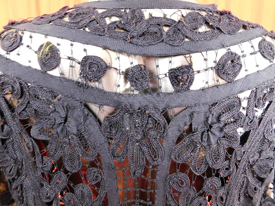Victorian Black Silk Battenburg Braided Woven Tape Lace Latticework Long Coat
It is in good as-is condition, with several small breaks on the connecting brides, bars and some fraying, mended repairs under the arms. This is truly a wonderful piece of antique Victoriana wearable art!