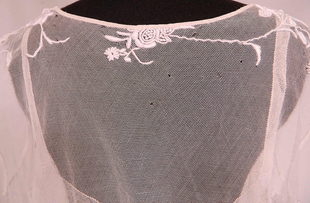 Vintage White Tulle Net Embroidered French Knot Lace Drop Waist Dress
It is in good condition, with only a few tiny pine holes on the back neck (see close-up). This is truly an exquisite piece of wearable lace art! 