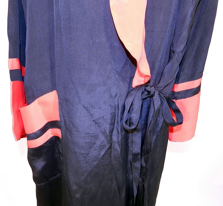 Vintage Art Deco Black & Red Silk Striped Flapper Kimono Robe Dressing Gown
This lovely lingerie flapper kimono robe style dressing gown is loose fitting, a long floor length, with a fold over collar lapel, long full sleeves, side patch pocket, an inside and outside tie closure and is unlined. 