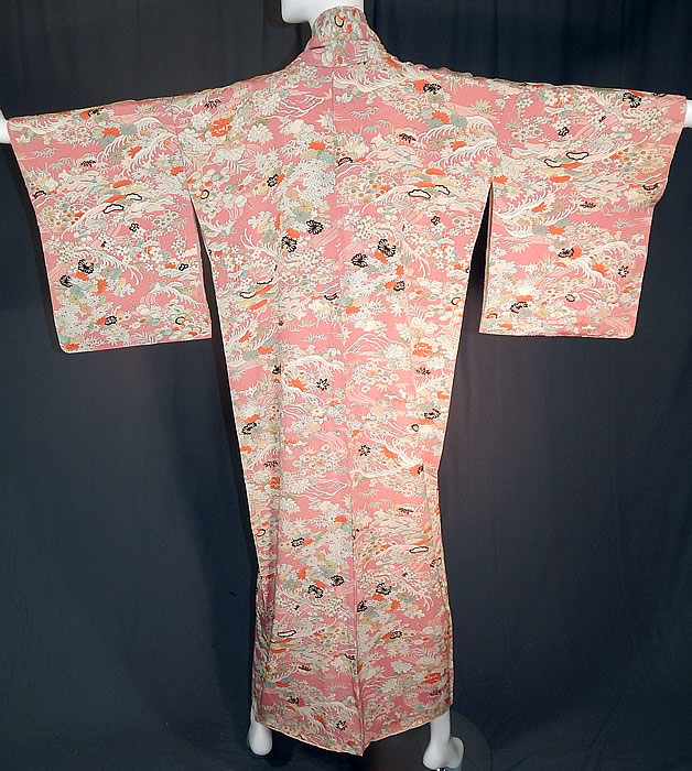 Vintage Japanese Geisha Pink Silk Screen Floral Water Waves Kimono
This pretty pink Japanese geisha kimono robe has an open front with no closure, full kimono sleeves and is fully lined in a two tone pink and white silk fabric inside.