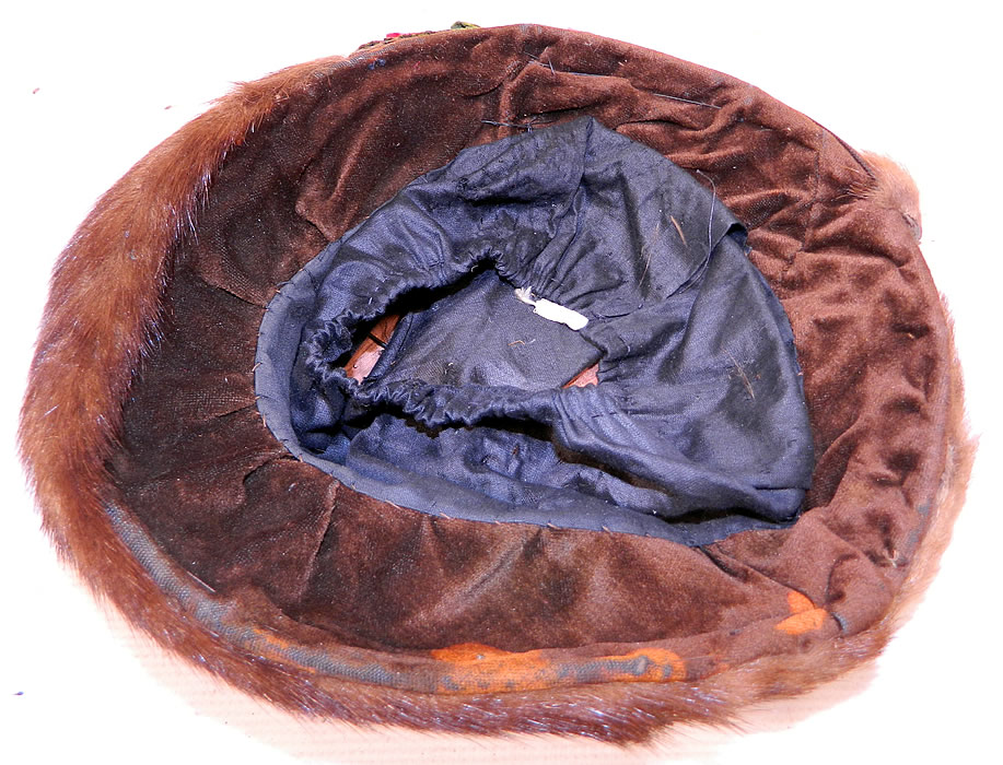 Titanic Edwardian Brown Velvet Mink Fur Floral Trim Toque Traveling Winter Hat
It is in good as-is condition, with only some slight frayed dryness on the back mink fur trim and the inside velvet fabric underneath has some wear to the nap with discoloration.