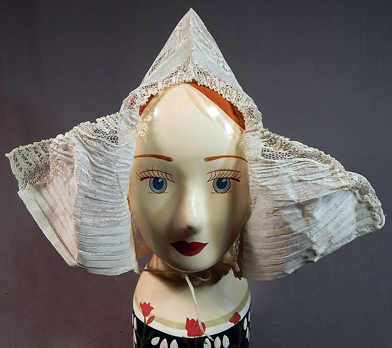 Vintage Antique Womens White Lace Dutch Folk Costume Bonnet Cap Hat
This vintage antique womens white lace Dutch folk costume bonnet cap hat dates from the late 19th century. It is made of a sheer white crinoline stiffened pleated cotton muslin and floral lace pattern fabric.