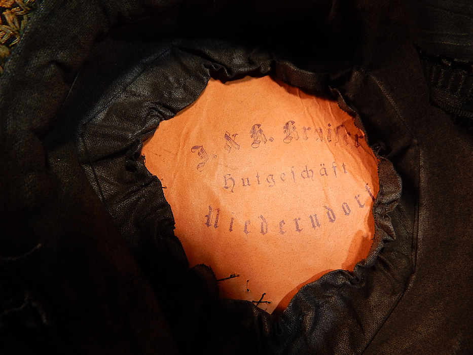 Antique Gold Bullion Embroidered Tracht Bavarian German Austrian Folk Costume Hat
There is a paper label inside from "J. & K. Kruifer Hutgefhaft Niederndorf". 