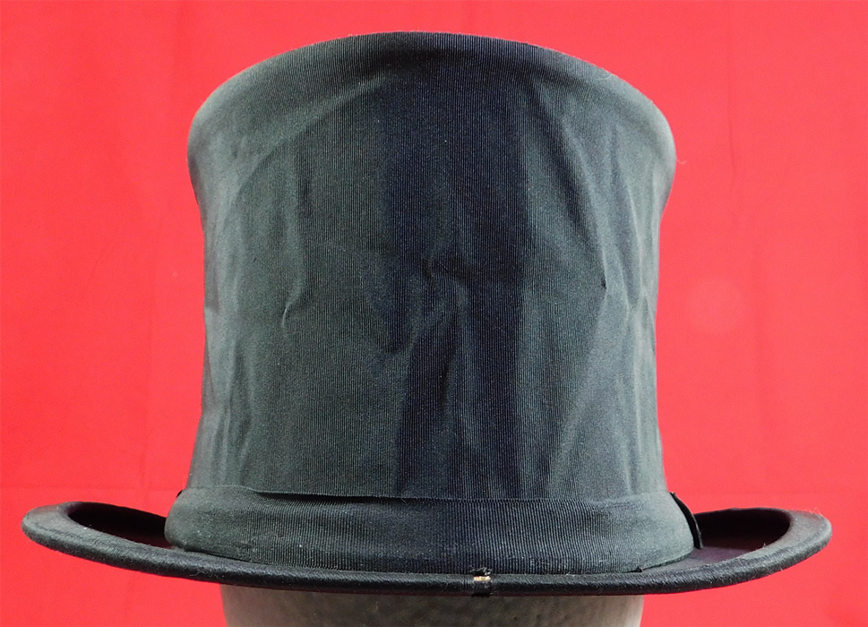 Vintage Finchley Establishment Fifth Ave NY Men's Black Silk Collapsible Opera Top Hat
This vintage Finchley Establishment Fifth Ave NY men's black silk collapsible opera top hat dates from the 1920s.