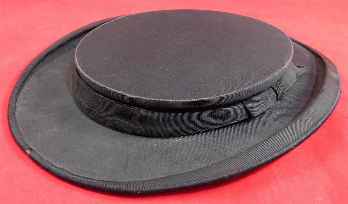 Vintage Finchley Establishment Fifth Ave NY Men's Black Silk Collapsible Opera Top Hat
This quality made hat is in good as-is condition, has been gently worn with some wear, wrinkles from storage, a small separation from brim to crown in one area, a puckered open seam on the inside lining and a tiny frayed hole on the front brim edging (see close-up).