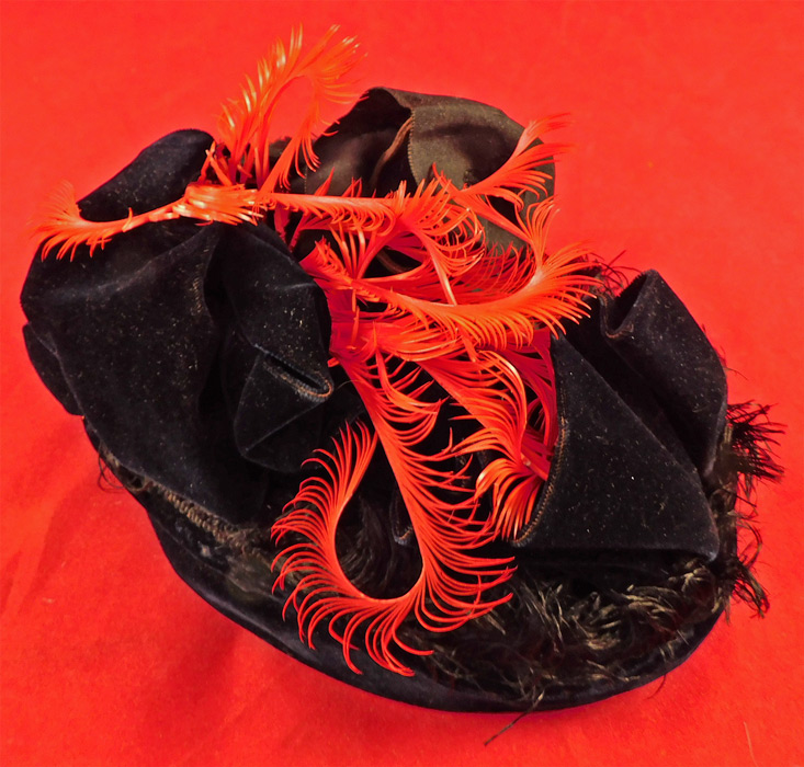 Victorian 1870s Black Velvet Red Feather Ribbon Trim Small Pork Pie Toque Traveling Hat
It is made of a black velvet fabric with red feather, silk damask weave woven decorative ribbon bow trimmings. 