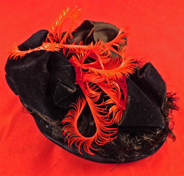 Victorian 1870s Black Velvet Red Feather Ribbon Trim Small Pork Pie Toque Traveling Hat
It is made of a black velvet fabric with red feather, silk damask weave woven decorative ribbon bow trimmings. 
