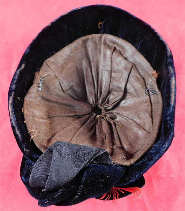Victorian 1870s Black Velvet Red Feather Ribbon Trim Small Pork Pie Toque Traveling Hat
It is in good condition, with only some slight wear to the velvet fabric nap underneath.