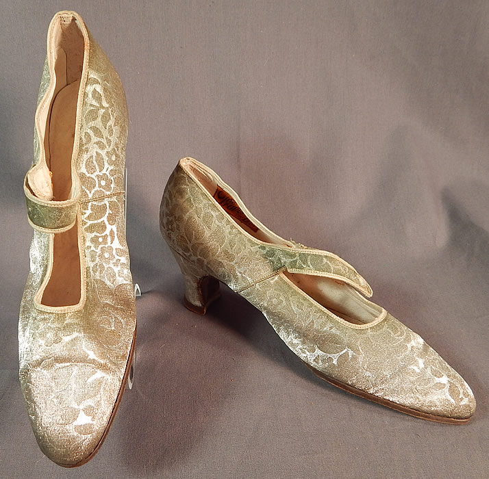 Vintage Traveler Shoe Art Deco Silver Lamé Lame Brocade Mary Jane Button Strap Shoes
These stunning silver evening flapper dance shoes have a Mary Jane style with button strap closure across the instep, rounded toes and silver lamé covered French Louis XV high heels. 