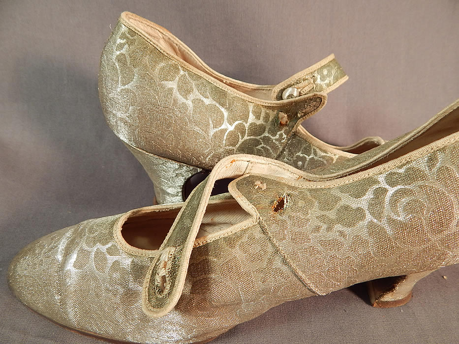 Vintage Traveler Shoe Art Deco Silver Lamé Lame Brocade Mary Jane Button Strap Shoes
They have been gently worn and are missing one shoe button, the other button is loose no longer attached, with a rusted back shank and both shoes have a small hole where the button goes (see close-ups). 
