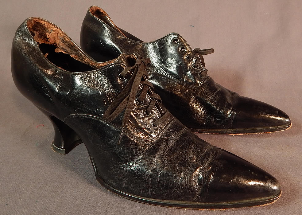 Edwardian Womens Black Leather Lace-up Pointed Toe Low Shoes
This pair of vintage Edwardian era womens black leather lace-up pointed toe low shoes date from 1910. They are made of black leather.