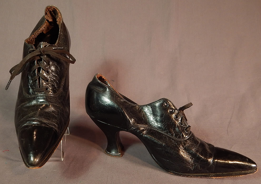 Edwardian Womens Black Leather Lace-up Pointed Toe Low Shoes
These wonderful womens work low lace-up shoes have an exaggerated pointed toe, the original shoe string laces which are frayed, broken on one shoe, black leather covered French Louis XV spool heels and are leather lined inside. 