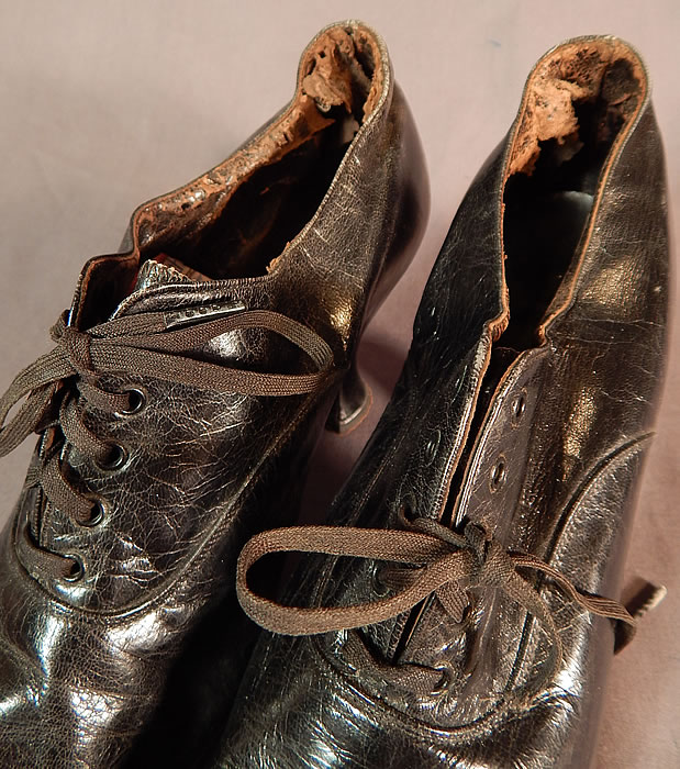 Edwardian Womens Black Leather Lace-up Pointed Toe Low Shoes
The shoes measure 11 inches long, 3 inches wide, with a 2 1/2 inch high heel. These antique shoes are difficult to size for today's foot, but my guess would be about a US size 6 or 7 narrow width.