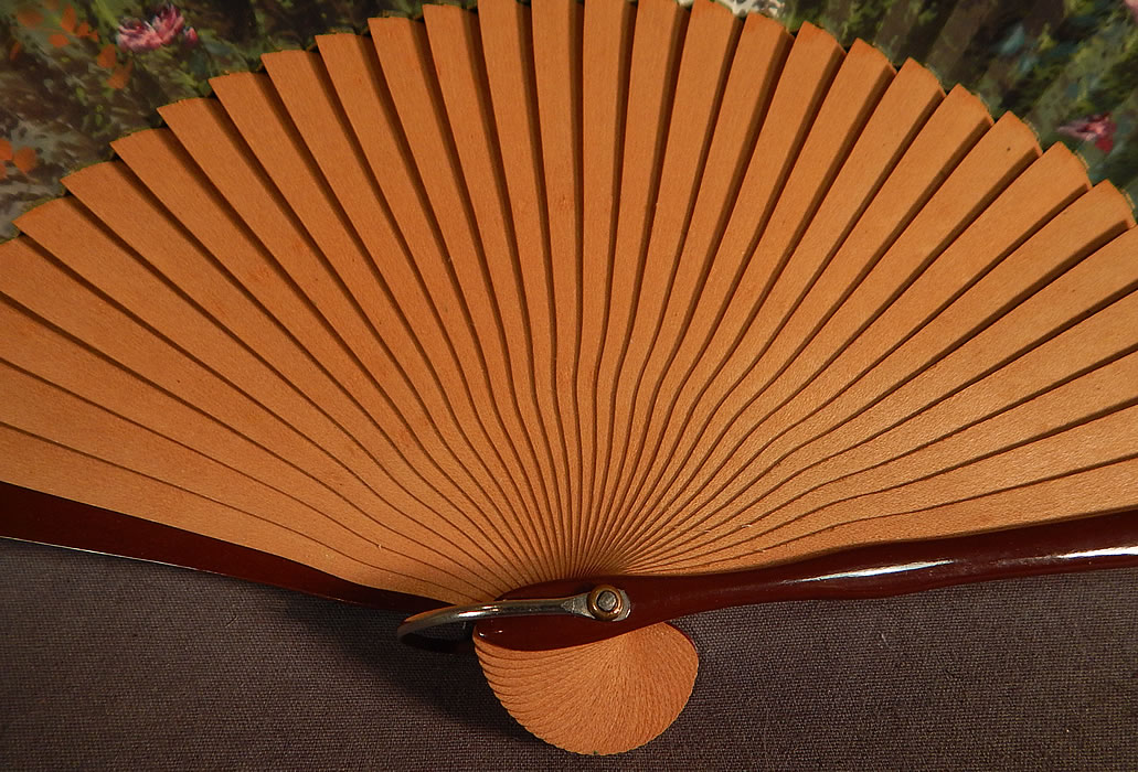 Vintage Hand Painted Pleated Paper Seville Spain Cathedral Souvenir Folding Fan
This beautifully hand painted souvenir folding fan from Spain has a silver ring, rivet on the bottom holding the wooden struts, sticks together and painted brown wooden guards.