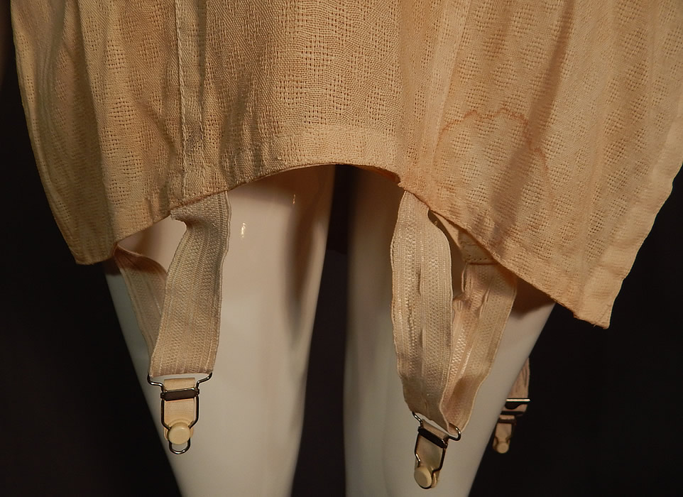 Unworn Vintage Roaman's Plus Size 40 Corselet Girdle Garters NWT
There are a few faint small water spot stains (see close-up).