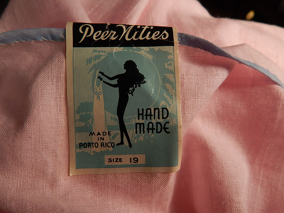 Vintage Peer Nities Hand Made Porto Rico Pink Linen Embroidered Nightgown NWT
It is in good unworn condition and still has the original paper tag "Peer Nities Hand Made in Porto Rico" attached on the back.There are a few faint stains from storage and has not been laundered. This is truly a wonderful piece of fine quality hand made wearable lingerie art!