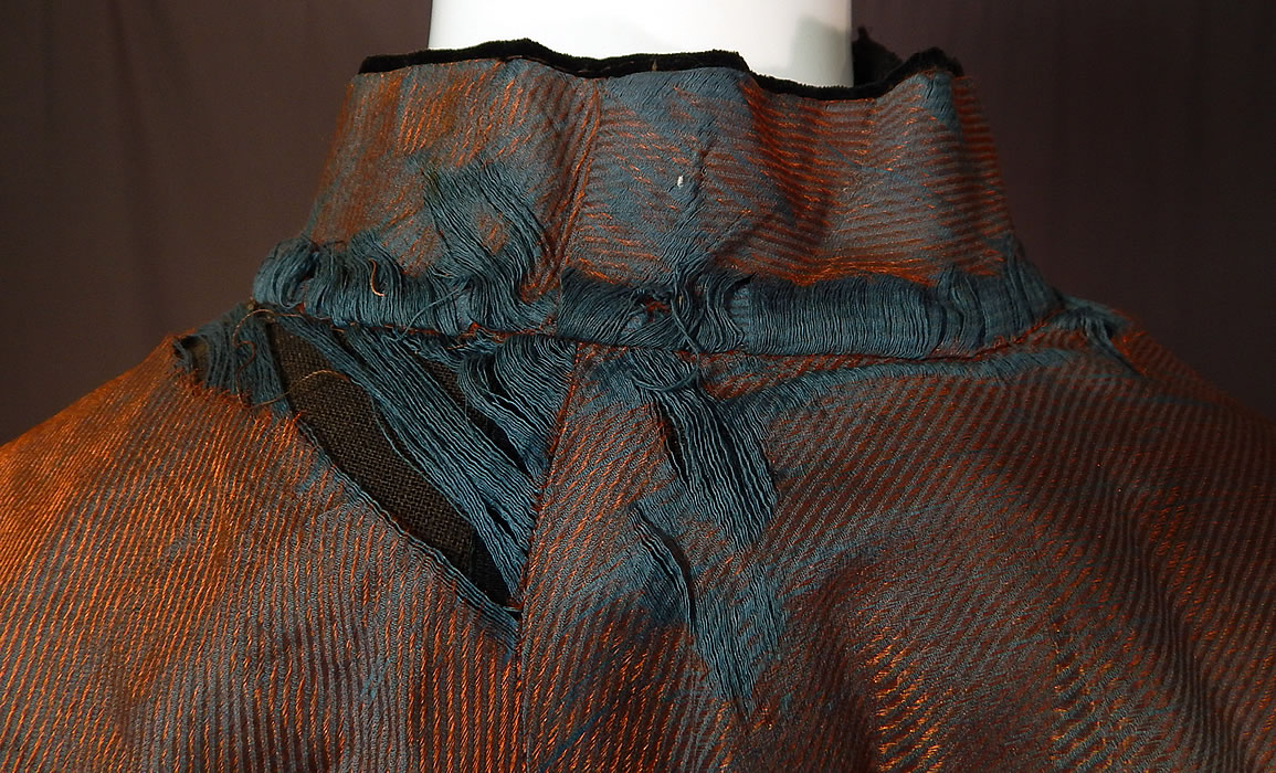 Victorian Midnight Blue Velvet Jet Beaded Lace Trim Cloak Cape Capelet
It is in good condition, with only some frayed splits on the inside neck silk lining (see close-up).