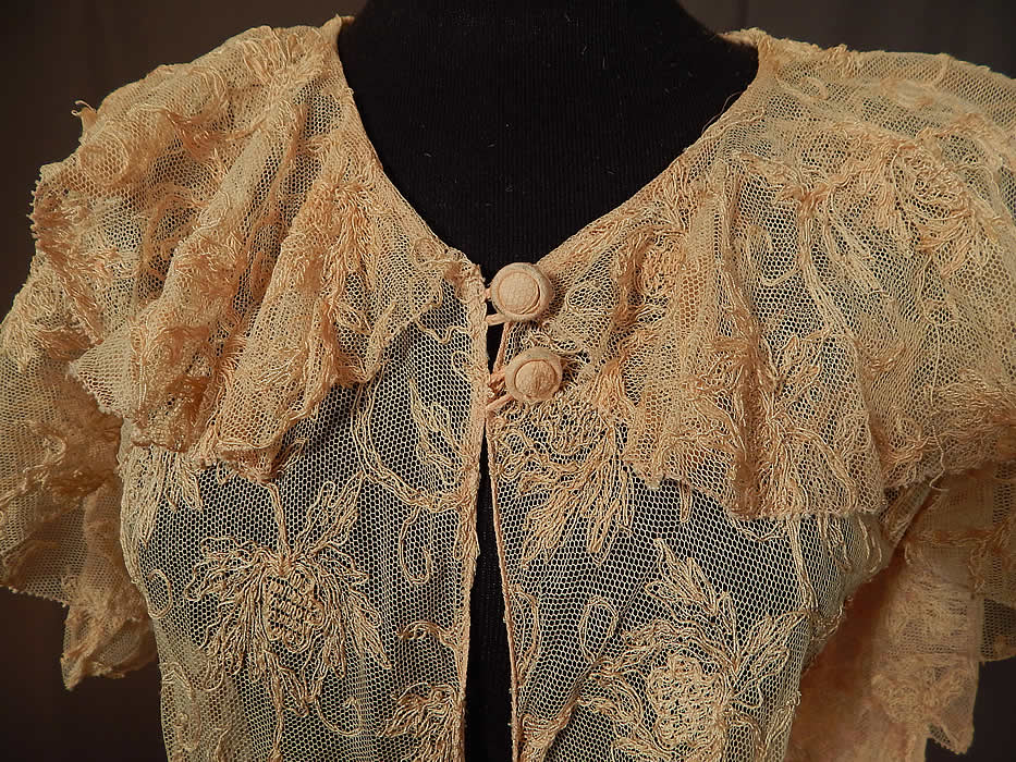 Vintage Blush Pink Tulle Net Tambour Embroidery Floral Lace Dressing Gown Robe
It is in good condition, with only a small faint age spot stain on the bottom skirt hem. This is truly a wonderful piece of wearable lingerie lace art! 