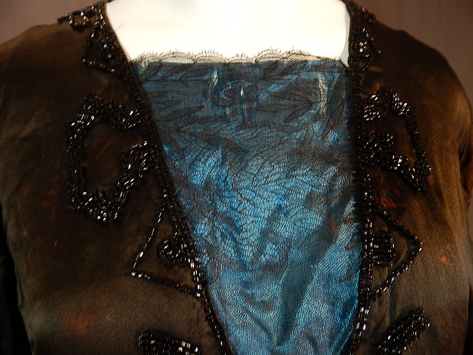 Vintage Art Deco Black Silk Pyramid Beaded Watteau Back Drape Flapper Dress
This vintage Art Deco silk pyramid beaded watteau back drape flapper dress dates from the 1920s.