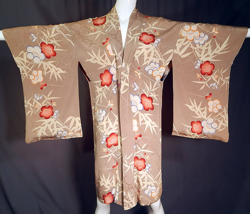 Vintage Japanese Silk Screen Plum Blossom Reversible Haori Kimono Robe Jacket
The kimono measures 40 inches long, with a 42 inch chest, 40 inch waist, 24 inch long kimono sleeves and a 28 inch shoulder seam.