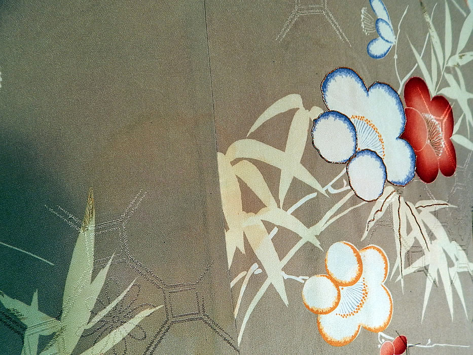 Vintage Japanese Silk Screen Plum Blossom Reversible Haori Kimono Robe Jacket
It is in good as-is condition, has not been cleaned, with a a small age spot stain on the front and faint water spot stain on the back (see close-up)
