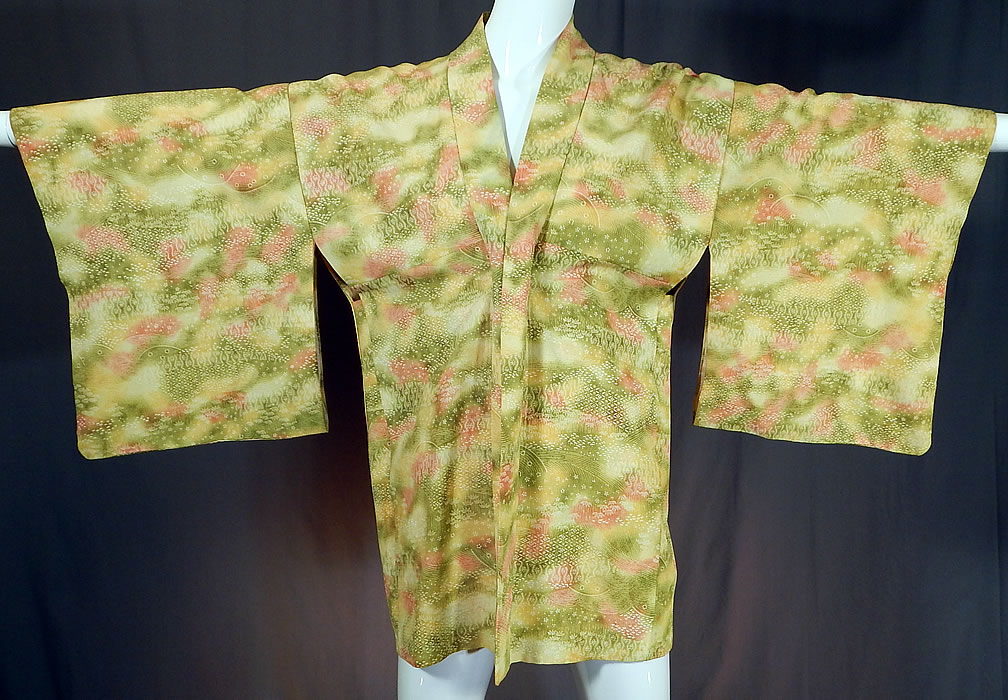 Vintage Japanese Silk Chartreuse Green Pink Ombre Haori Kimono Robe Jacket
This vintage Japanese silk chartreuse green pink ombre haori kimono robe jacket dates from the Showa Period 1960s. 