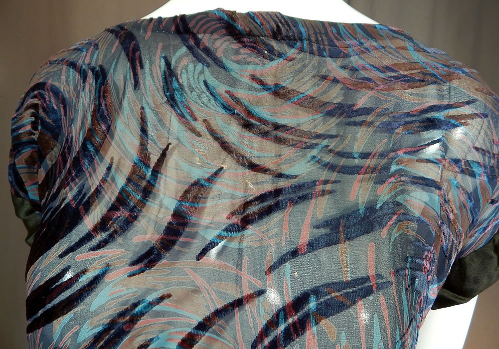 Vintage Blue Burnout Voided Velvet Devore Silk Chiffon Swirl Print Tunic Top Dress
The dress measures 36 inches long, with a 34 inch bust, 36 inch waist and 40 inch hips.