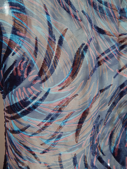 Vintage Blue Burnout Voided Velvet Devore Silk Chiffon Swirl Print Tunic Top Dress
The dress measures 36 inches long, with a 34 inch bust, 36 inch waist and 40 inch hips. It is in excellent condition. This is truly a wonderful piece of wearable Art Deco textile art!