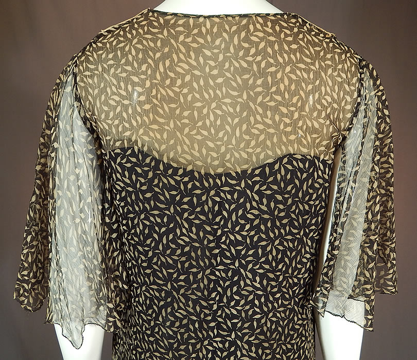 Vintage Black & Cream Leaf Print Silk Chiffon Lace Collar Drop Waist Dress
The dress measures 46 inches long, with a 36 inch bust, 36 inch waist and 13 inch back.