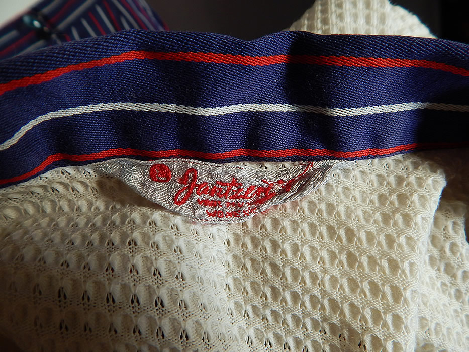 Vintage Jantzen Womens Sportswear Red White Blue Golf Outfit Shirt Shorts
The shorts measure 20 inches long, with a 28 inch waist and 40 inch hips. It is in good condition, with only some faint underarm discoloration stains. This is truly a wonderful piece of womens golfing sportswear retro wearable art!
