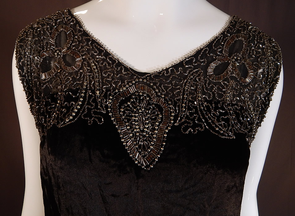 Vintage Art Deco Black Velvet Silver Studded Beaded Fringe Flapper Blouse Top
This vintage amazing Art Deco black velvet silver studded beaded fringe flapper blouse top dates from the 1920s.