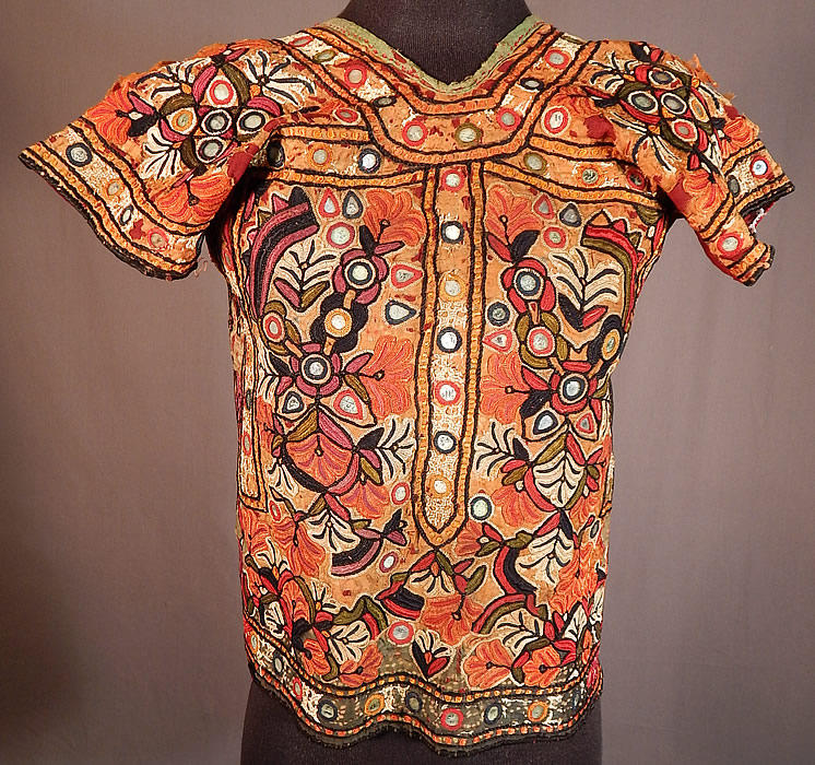 Vintage Indian Gujarat Kutch Work Embroidery Mirrorwork Choli Boho Blouse Top
This vintage antique Indian Gujarat kutch work embroidery mirrorwork choli boho blouse top dates from the mid 19th century.