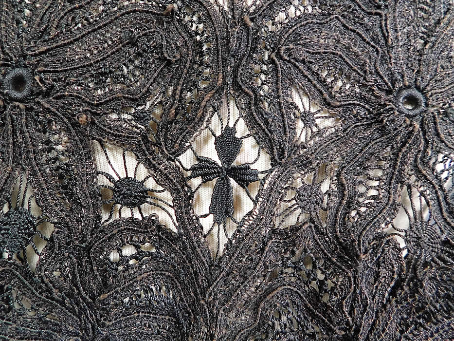 Victorian Antique Black Battenburg Lace Short Sleeveless Vest Crop Bolero Jacket
It is in excellent condition. This is truly a wonderful piece of wearable antique lace art!