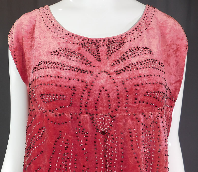 Vintage Art Deco Pink Velvet Black Beaded Flapper Sleeveless Shift Dress
This fabulous flapper dress has a loose fitting short sleeveless shift, high empire waist style and is unlined.