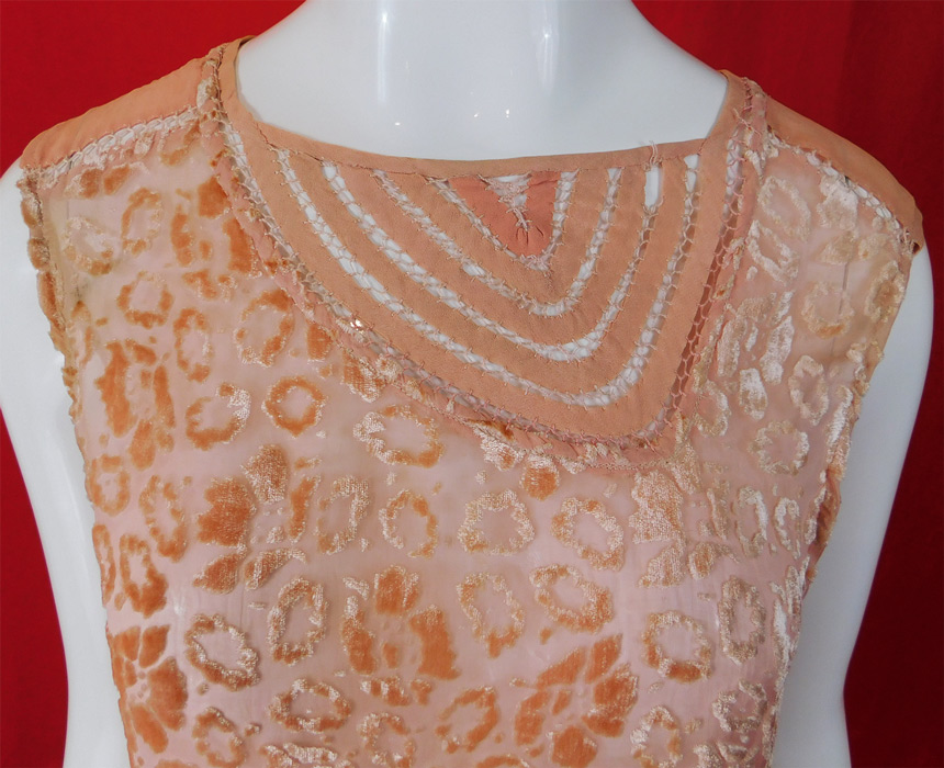 Vintage Art Deco Pink Silk Burnout Voided Velvet Devore Drawn Cutwork Blouse
This vintage Art Deco pink silk burnout voided velvet devore drawn cutwork blouse dress dates from the 1920s. It is made of pink pastel silk chiffon burnout voided velvet devore fabric, with an abstract poppy flower pattern design and pink silk ribbon drawn cutwork trim neckline. 