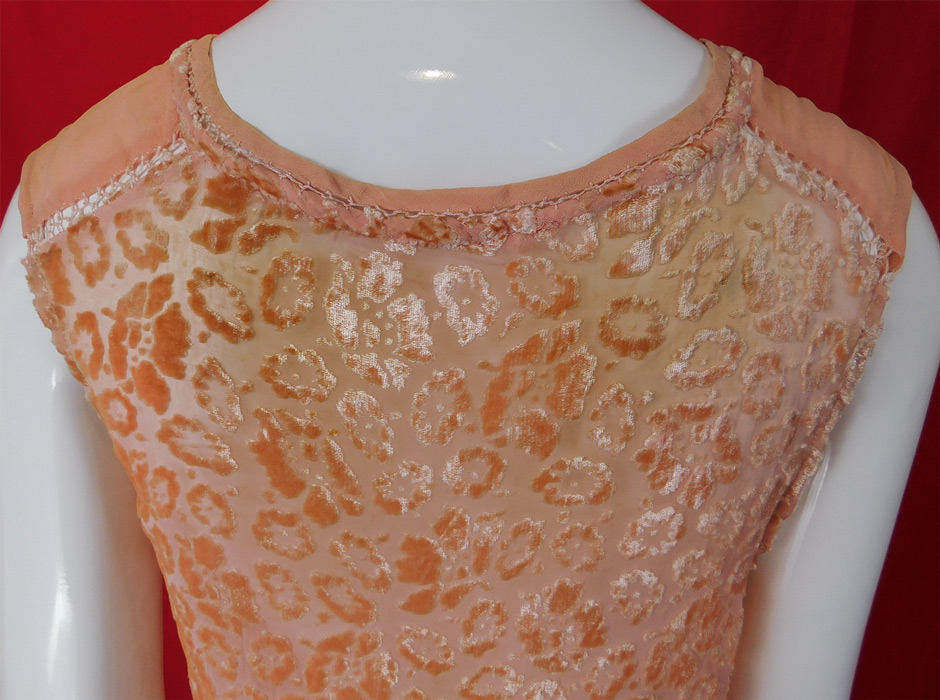 Vintage Art Deco Pink Silk Burnout Voided Velvet Devore Drawn Cutwork Blouse
This is truly a wonderful piece of Art Deco wearable art! 