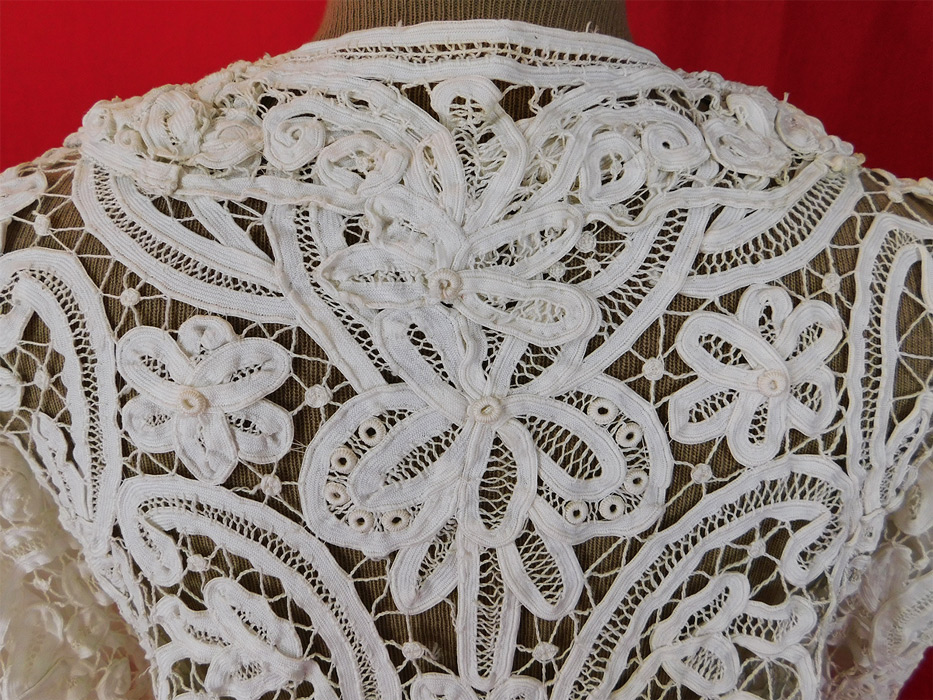 Victorian White Battenburg Tape Lace Short Crop Bodice Blouse Bolero Jacket
It is in good condition, with only a few small breaks in the lace and a tiny faint stain on the collar front tip.