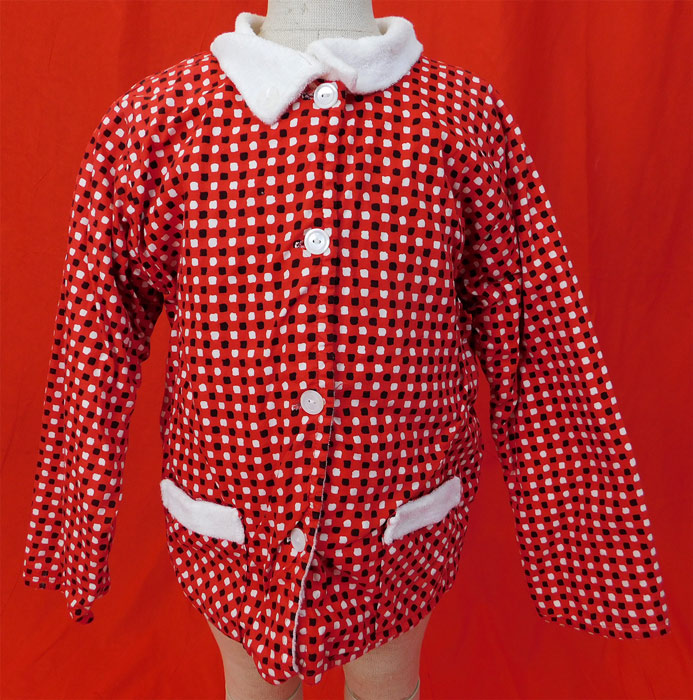 Vintage Scotties Cromwell Mills Childs Cotton Polka Dot Terrycloth Robe Jacket
It is made of a red, black and white cotton fabric, with a square block print polka dot pattern design and lined in an absorbent white terrycloth fabric. 