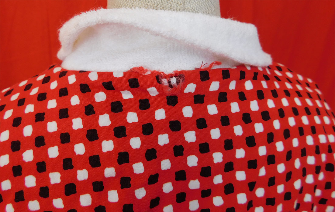 Vintage Scotties Cromwell Mills Childs Cotton Polka Dot Terrycloth Robe Jacket
It is in good condition, with only a small frayed hole under the back collar (see close-up). 
