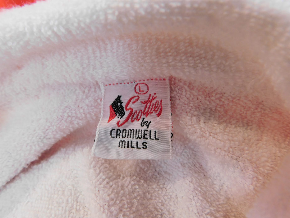 Vintage Scotties Cromwell Mills Childs Cotton Polka Dot Terrycloth Robe Jacket
This boys retro robe style cabana beach cover up swim jacket has mother of pearl button closures down the front with a button collar which can be worn up or folded down, long sleeves, front slit pockets and is fully lined in a white terrycloth fabric with a "Scotties by Cromwell Mills" label size Large tag sewn inside. 