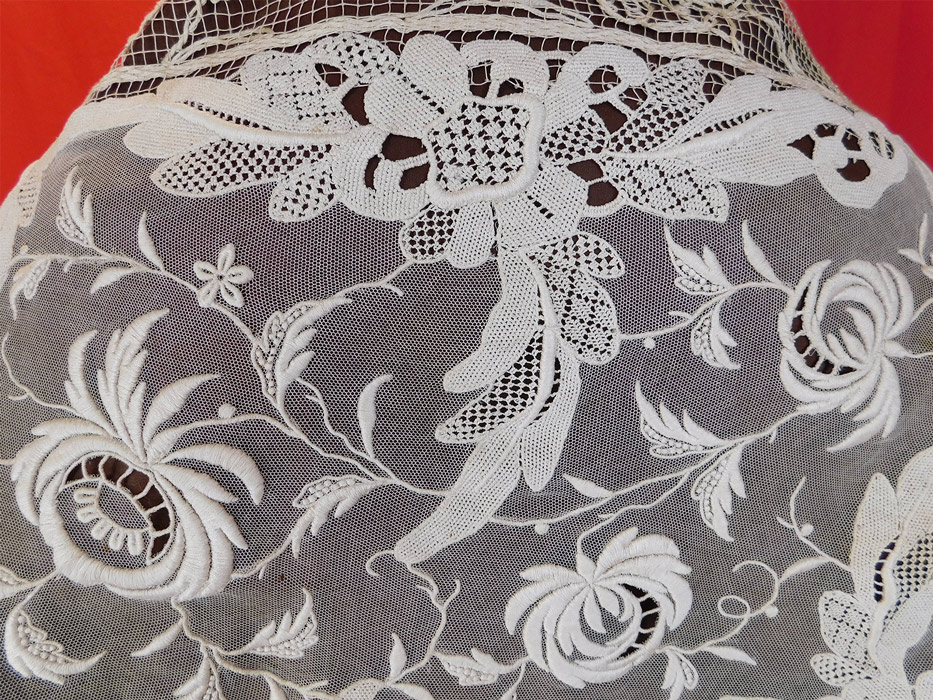 Vintage French Knot Embroidery Point de Venise Buratto Needle Lace Shawl
This exquisite vintage French knot embroidery Point de Venise Buratto needle lace shawl dates from the 1920s.