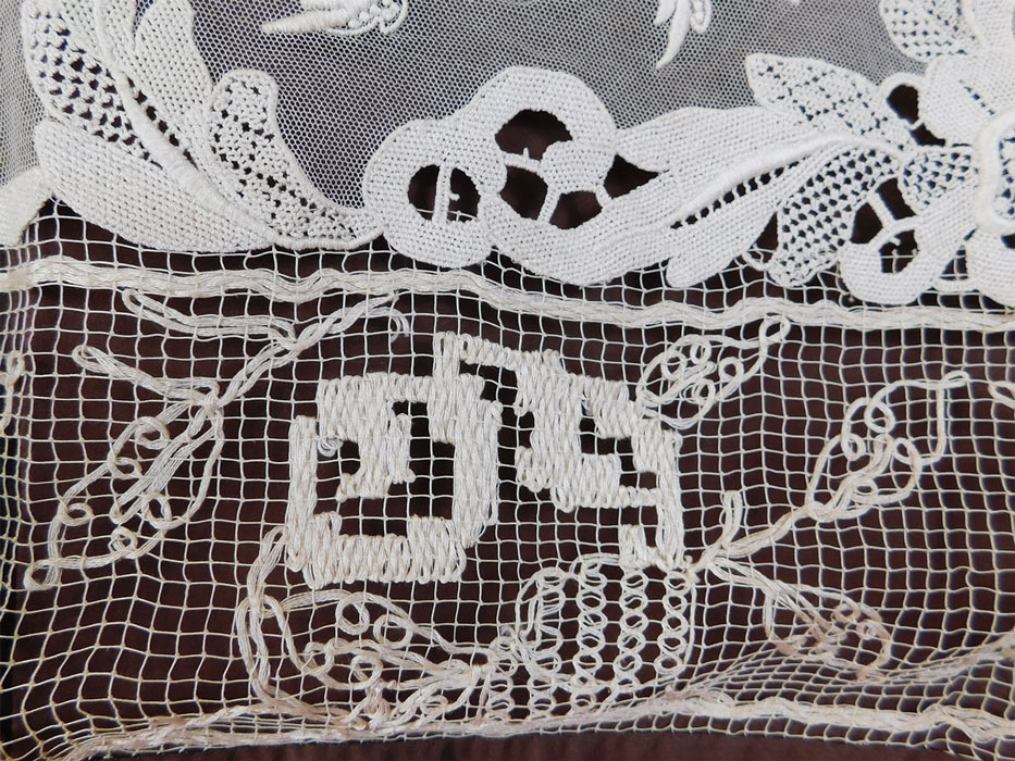 Vintage French Knot Embroidery Point de Venise Buratto Needle Lace Shawl
This is truly an exceptional piece of embroidered lace wearable art! 