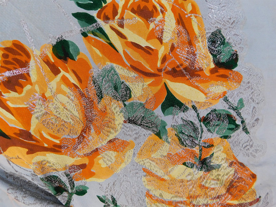 Vintage Art Deco Blue Silk Silver Lame Yellow Roses Ombre Fringe Flapper Piano Shawl
This vintage amazing Art Deco blue silk silver lame yellow roses ombre fringe piano shawl dates from the 1920s.