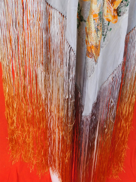 Vintage Art Deco Blue Silk Silver Lame Yellow Roses Ombre Fringe Flapper Piano Shawl
This fabulous flapper piano shawl has a 22 inch long blue, yellow ombre hand knotted silk fringe trim surrounding it and is reversible.